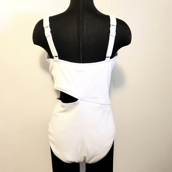 New Fabletics White One Piece Swimsuit 1X - Picture 2 of 7